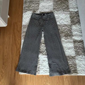 Striped soft trousers  - Nypris: 299kr. Finns ett litet hål i ena byxbenet (se bild 4)