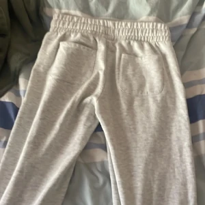 Grå mjukisbyxor från lager 157 storlek s - Säljer ett par ljusgrå mjukisbyxor från lager 157 med resår och snörning i midjan. Byxorna har två fickor fram och två bak, samt en relaxed passform. Perfekta för chill dagar eller när du vill vara extra bekväm.