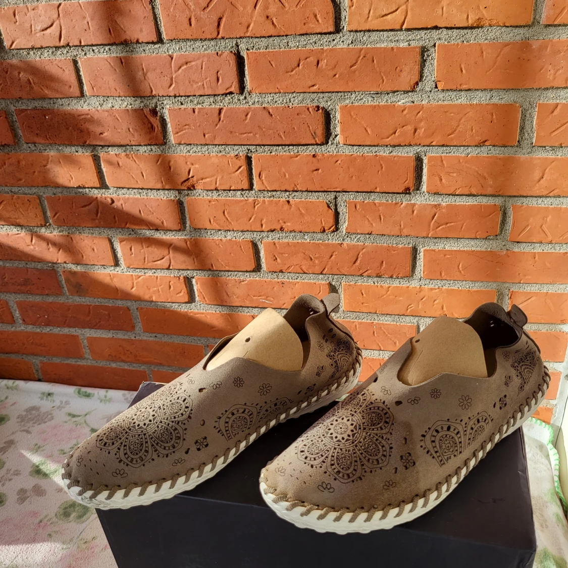 Beige loafers från Tellus med mönster EUR 38