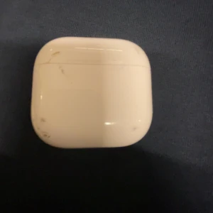 AirPods Pro - Apple AirPods Pro med laddningsetui. Fodralet har några synliga repor och märken men fungerar som det ska. LED-lampan lyser vid laddning. Perfekt för trådlös musik och samtal med aktiv brusreducering.