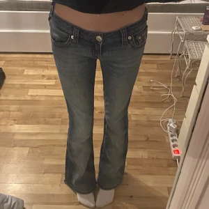 TRUE RELIGION Ultra Low Rise Flare Jeans - Dösnygga ultra lowrise jeans från true religon som är köpta på Nelly, använda men väl omhändertagna uppgådda där nere (se sista bild) 💕nypris 1400. W25