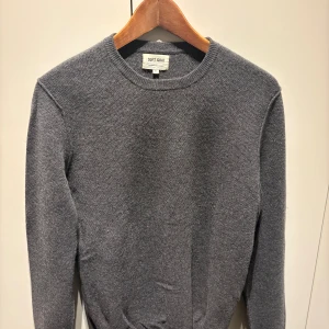 Mörkgrå kashmirtröja från Soft Goat - Mysig mörkgrå stickad tröja från Soft Goat i 100% kashmir. Klassisk rund halsringning och långärmad modell med enkel, stilren design. Perfekt för lager-på-lager och chill höst- och vinterstil.