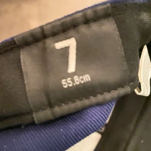 Blå LA Dodgers keps från New Era - Säljer en klassisk blå LA Dodgers keps från New Era med vit broderad LA-logga framtill och New Era-logga på sidan. Kepsen har rak skärm och är tillverkad i ett stadigt tyg.