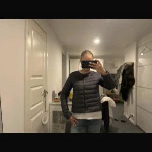  Uniqlo Ultra Light jacket - Populära mörkblåa jackan från Uniqlo i modellen Ultra light down jacket. Storlek XS❤️super fint skick!