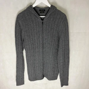 Massimo dutti kashmirhoodie  - Modellen är 185 