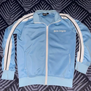 Palm Angels tröja  - Säljer min Palm Angels tröja för att den har blivit stor på mig, bra skick 8/10. Pris kan diskutera via intresse. 
