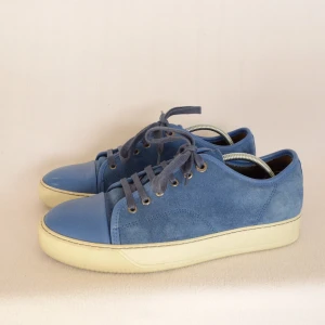 Lanvin cap toe sneakers  - LANVIN CAP TOE SNEAKERS  Storlek : UK6  Passform : Passar 41  Användning : Skorna är i ett väldigt fint skick utan defekter  Nypris : Cirka 4000SEK