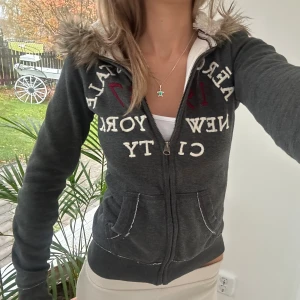 Aeropostale zip med päls  - En zip från Aeropostale i storlek XS. Kan upplevas mindre i storlek. Jag fraktar inom 24h. Obs, endast foder i luvan! Se liknande zip i min profil! 