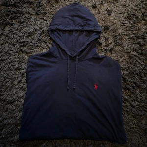 Polo Ralph Lauren Vintage Hoodie Marinblå - Polo Ralph Lauren Hoodie Vintage | Marinblå | Eftertraktad | Säljs inte längre | Skick: 9,8/10 | Storlek: M | Pris: 449 SEK | Frakt: Postnord + Instabox + Bring | Skriv vid minsta fråga eller funderingar 📩 Priset är diskuterbart.