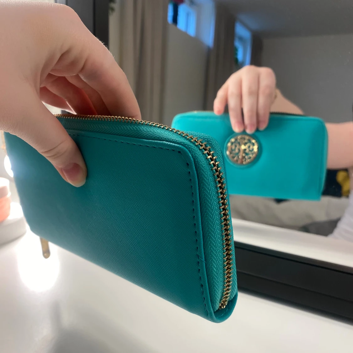 Turkos plånbok med gulddetalj - 2