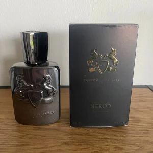 Parfums de Marly herod - Säljer nu en Parfums de Marly herod. Ca 60-65 ml kvar av 75 ml. Perfekt doft nu till vintern. Med noter av vanilj och tobak. Nypris på 2300 just nu men säljs endast för 1500.