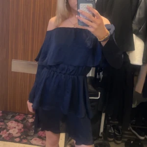 Of shoulder klänning  - Of shoulder mörkblå  klänning från Josefin Ekström storlek 38 