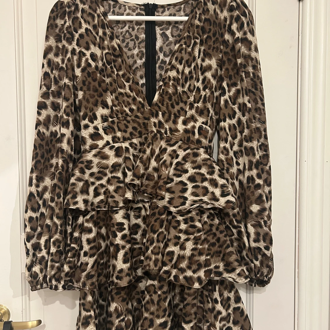 Leopardmönstrad volangklänning