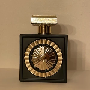 Nebras lattafa 100ml  - En parfym med en iögonfallande svart och guldig flaska som sticker ut i samlingen. Perfekt för dig som vill ha något annorlunda och exklusivt på hyllan. Märke och doftnamn syns inte på flaskan.
