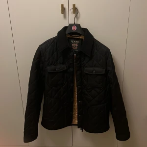 Svart quiltad jacka från Morris - Säljer denna Morris dunjacka i nyskick, den är endast provad och är i storlek L men passar M. Skriv vid minsta tanke!