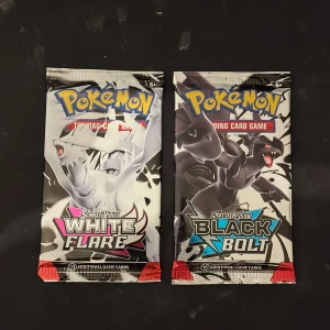 Pokémon Scarlet & Violet White Flare / Black Bolt Booster Packs - Två booster packs från Pokémon Scarlet & Violet-serien: White Flare och Black Bolt. Perfekt för dig som vill utöka din samling eller spela Pokémon Trading Card Game. Varje paket innehåller 10 kort. Cool design med legendariska Pokémon på framsidan. Passar både samlare och spelare från 6 år.