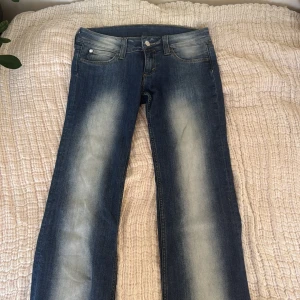 Blå bootcut jeans  - Snygga blå lågmidjade jeans med bootcut-modell från weekday! Jeansen har en cool tvätt med ljusare partier längs benen!☺️