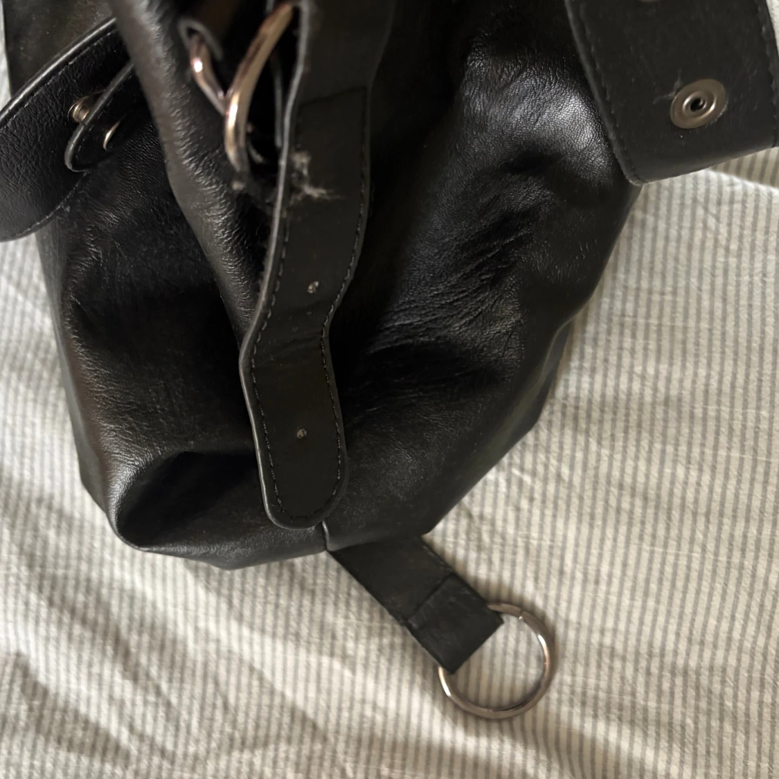 Svart axelväska i skinn med ringdetaljer - 2