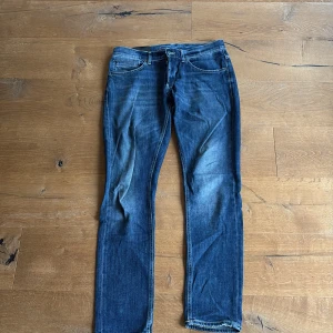 Blåa dondup George jeans - Använd fåtal gånger, bra skick. Nypris ca 2500kr. Storlek 33. Vid frågor är det bara att skicka!