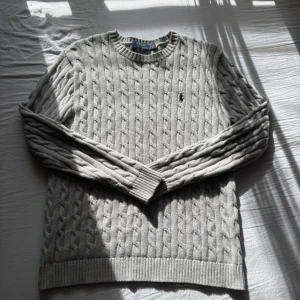 Ralph lauren stickad tröja  - Ralph Lauren stickad tröja eller cable knit i väldigt bra skick. Perfekt för vintern. size S men passar även M. 
