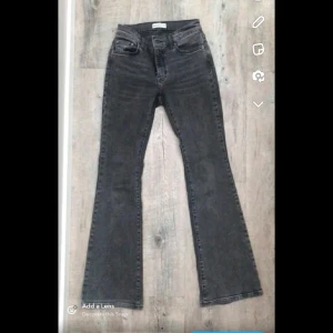 Mörkgrå bootcut jeans - Säljer ett par mörkgrå jeans med bootcut-modell och låg midja. Jeansen har klassisk femficksdesign och är tillverkade i ett mjukt jeanstyg. Perfekta för dig som gillar en avslappnad men trendig look. Stretchiga.