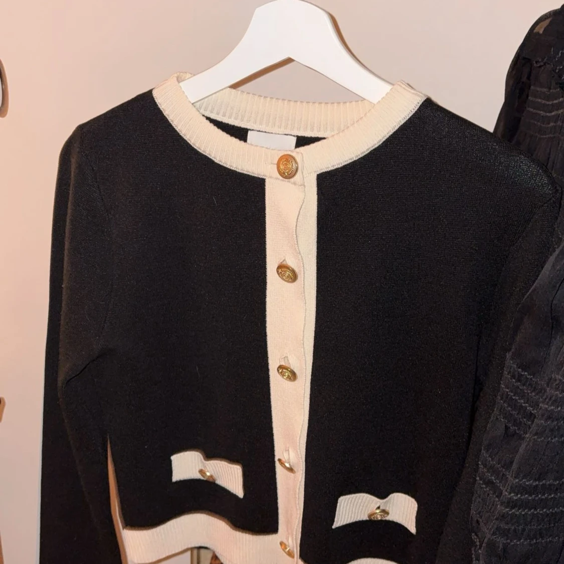 Svart kofta med gulddetaljer från H&M
