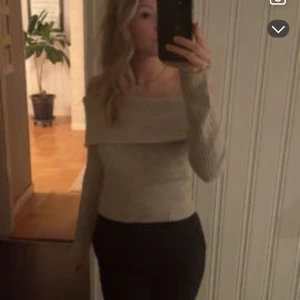 Beige offshoulder stickad topp - Säljer en beige offshoulder och långa ärmar. Ribbad och croppad