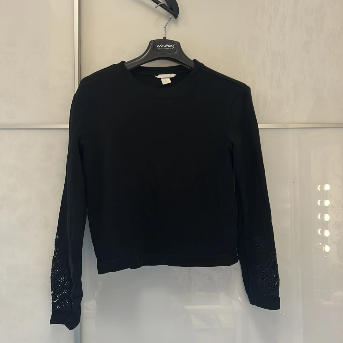 Svart långärmad tröja med broderi