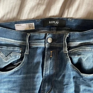 Replay Anbass jeans blå denim -  Replay Anbass jeans i blå denim tvätt. Aldrig använda, W31 L30