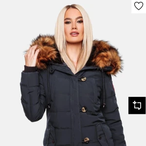 Mörkblå pufferjacka från Navahoo - Snygg mörkblå pufferjacka med stor fluffig fuskpäls på huvan och coola knappar framtill. Storlek xs, jag köpte den för ett år sedan och har bara använt den 2-3 gånger.