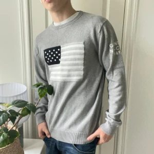 Gant tröja usa flagga - Gant tröja usa flagga i storlek L. Lite stor på mig, har dock en identisk i storlek M ifall denna inte passar! Väldigt bra skick, inga defekter. Modellen är 180 cm 75 kg! 