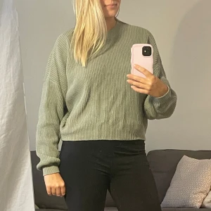 Grön stickad tröja - Snygg ljusgrön stickad tröja med ribbad struktur och avslappnad passform. Perfekt för lager-på-lager under kyligare dagar. Enkel att matcha med både jeans och kjol. Passar både cs, s och m! 😊