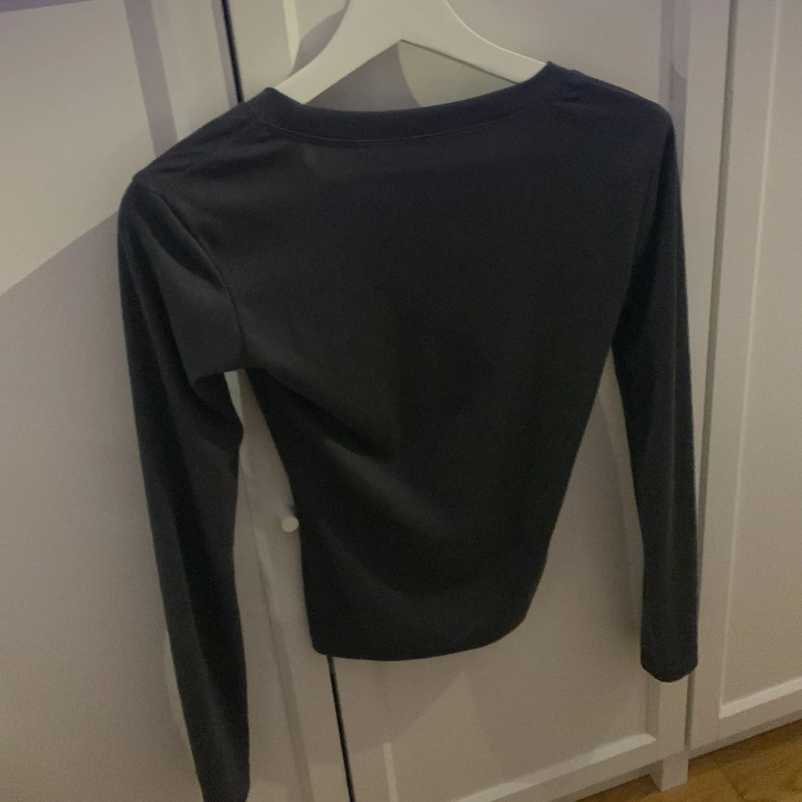 Svart långärmad topp med rund hals - 1