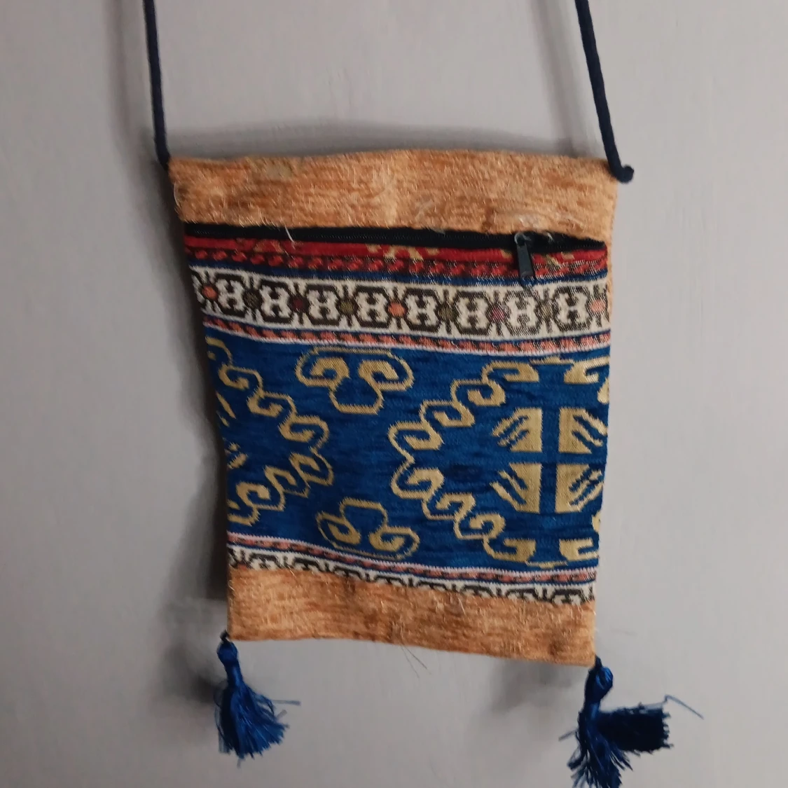 Mönstrad axelväska med tofsar - 2