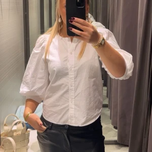 Vit blus  - Super fin vit blus med puffärmar ifrån h&m💗
