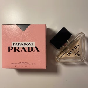 Prada Paradoxe Eau de Parfum - Använd prada Paradoxe Eau de Parfum, ursprungligen 30 ml. Nu ca 10 ml kvar, 1/3 (se bild 3). Snygg refillbar förpackning.