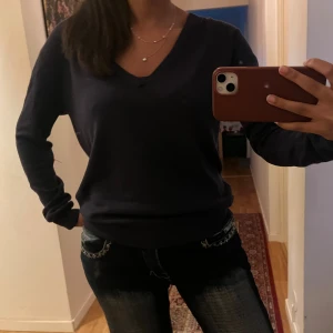 Marinblå v-ringad stickad tröja - säljer min jättefina stickade tröja då den inte kommer till användning längre💕passar s/xs/m. pris kan diskuteras!!💞skriv gärna för bilder/frågor❣️