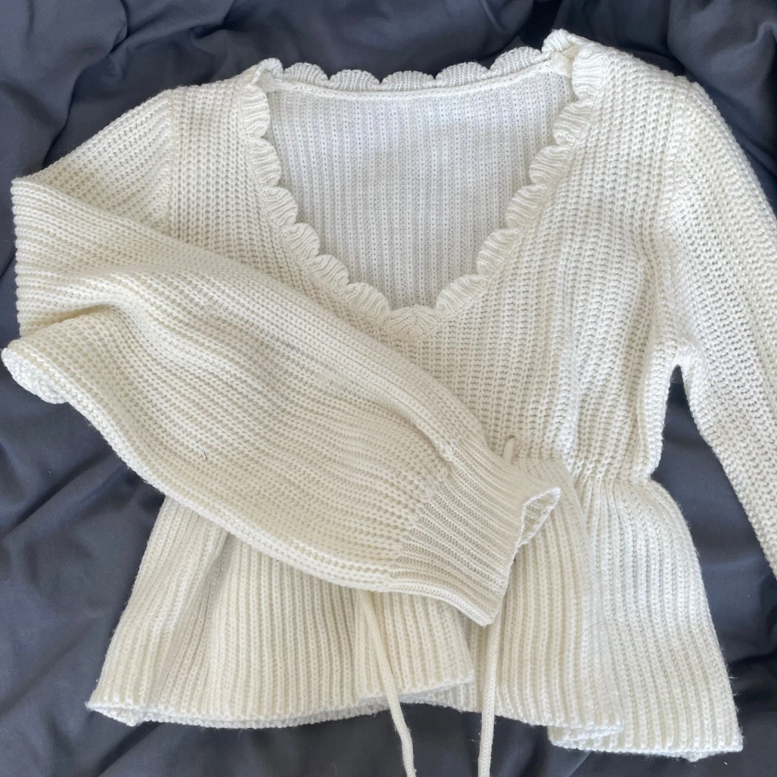 Vit stickad blus med volangkant - 1