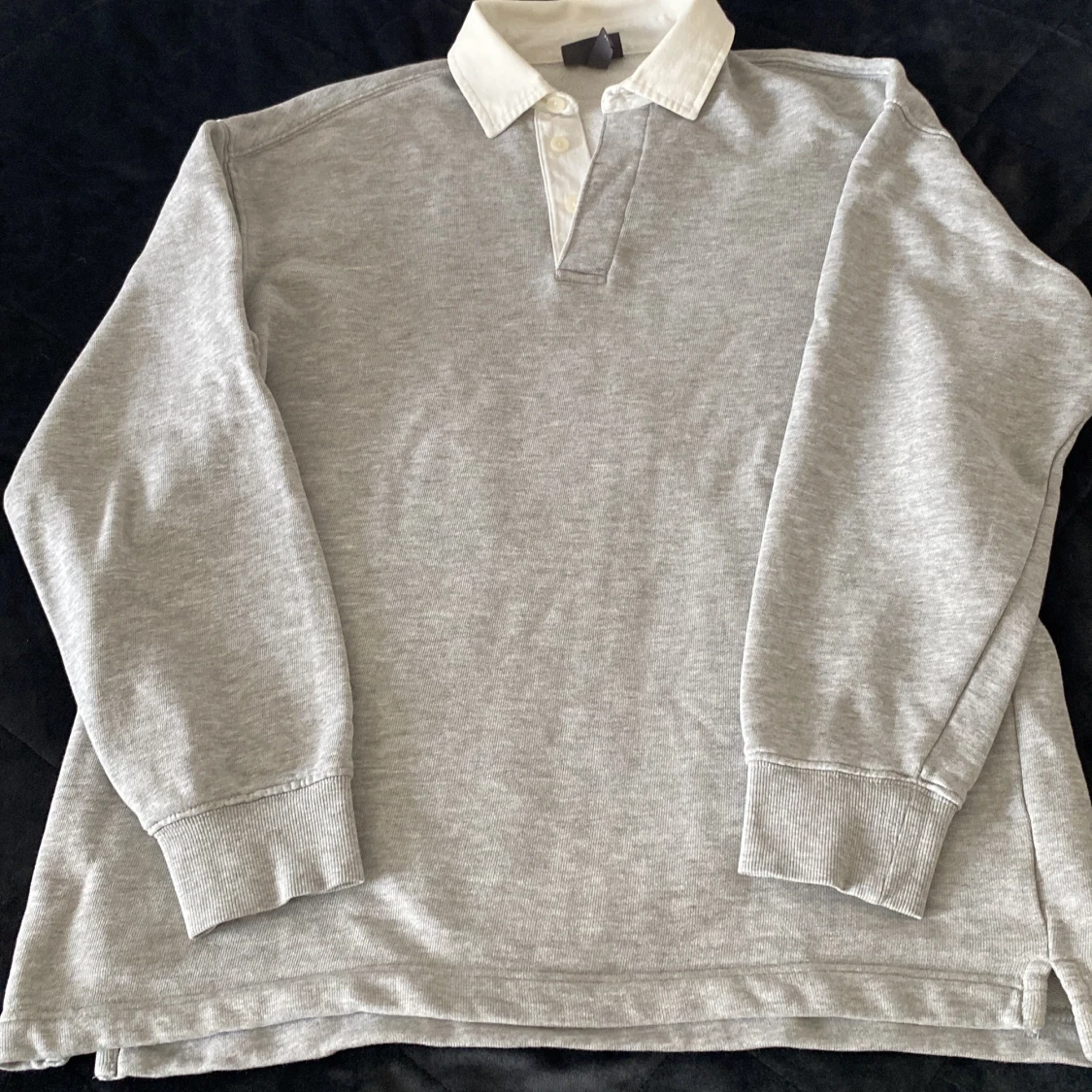 Grå pikétröja från H&M med vit krage - 4