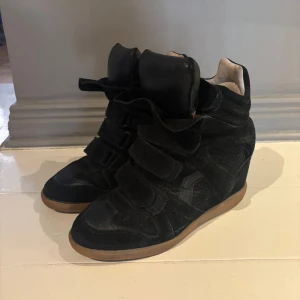 Svarta sneakers med kilklack och kardborre - Säljer ett par svarta Isabel marant ’Beckett trainers’ o väldigt bra skick! Pris går att diskutera!
