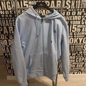 Ljusblå zip up Polo Ralph Lauren - Säljer en zip up ljusblå ralphlauren kom dm för frågor 