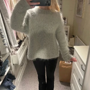 Trendig mohair tröja från hm - Jätte snygg mohair tröja i typ nyskick från hm som är efterfrågad och slutsåld, den är typ ljus ljus turkos/mint färgad 