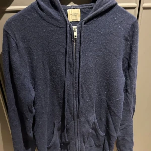 Kashmir hoodie John Henric - En snygg marinblå Kashmir hoodie från John Henric. Pris är diskuterbart och hör gärna av er vid frågor!