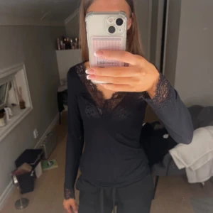 Svart intimissimi med spets - Har ett litet hål vid armen nära handen som knappt märks av, annars bra skick💓