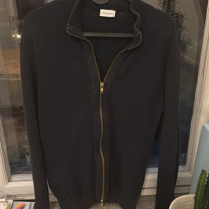 Svart kofta från John Henric - Säljer en svart kofta från John Henric. Den är använd ett fåtal par gånger och är i ett bra skick, har inget kvitto på den. Tröjan har inga skador alls 