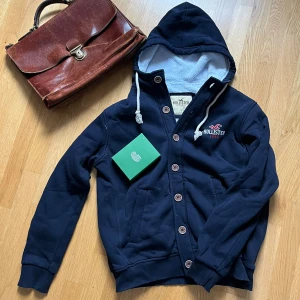 Hollister cardigan hoodie - Säljer nu en mycket eftertraktad Cardigan/Hoodie från Hollister i mycket bra skick❤️Var inte rädd att ställa fler frågor👍