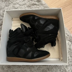 Isabel Marant svarta  - Säljer nu mina fina Isabel Marant skor då jag tyvärr inte får användning för dom längre. Dom är i fint skick, dustbag och lådan tillkommer! 
