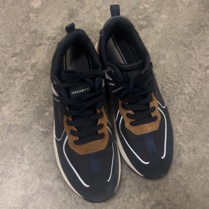 Hackett London sneakers - Snygga sneakers från Hackett London i storlek 42. Mycket bra skick