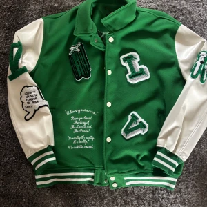 Bundle av jackor - Säljer fem stycken jackor där dom första fyra är storlek M-L och den sista är mer S-M. Inköpta på Plick och Vinted, till 99% replikas därav att dom säljs långt under inköpspris.