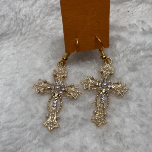 Korsörhängen med pärlor och strass - Örhängen kors guldfärgade 